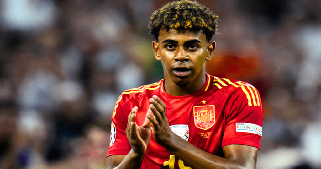 لاعب المنتخب الاسباني لامين يمال