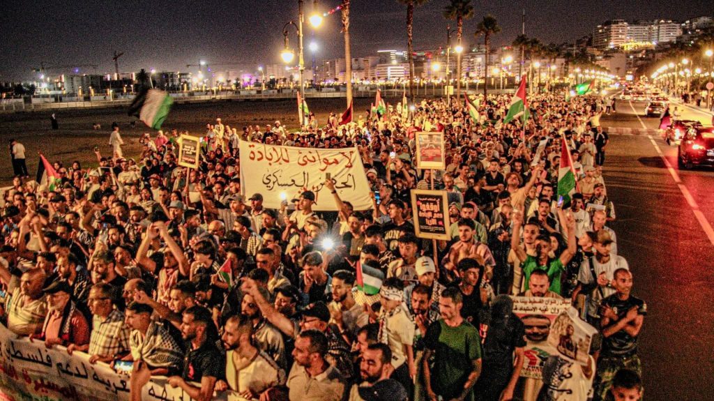 شهدت مدينة طنجة الليلة الماضية مسيرة احتجاجية حاشدة تضامنا مع فلسطين